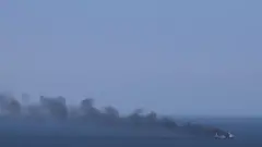 Barco envuelto en humo