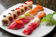 Um prato com várias peças de sushi
