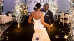 Aworan Dare Olatoye ati aya re.