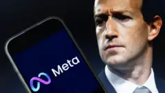 Una imagen compuesta con un celular con el logo de Meta en la pantalla y el rostro de Mark Zuckerberg a un lado