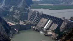 Hindiya iyo Pakistan ayaa dhowr jeer waxaa dhex maray khilaaf gacan ka hadal keenay.
