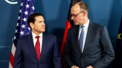 O chanceler da Alemanha, Friedrich Merz (à direita), e o secretário de Estado dos Estados Unidos, Marco Rubio, participam de reunião bilateral à margem da Conferência de Segurança de Munique