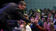 A frissen megválasztott parlamenti képviselő, Andy Burnham, a brit Munkáspárt tagja üdvözöl egy támogatót győzelmét követően a makerfieldi időközi választáson, Wiganben, Nagy-Britanniában, 2026. június 19-én.
