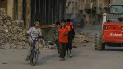 Las familias que permanecen en el campamento de Yarmuk luchan por sobrevivir entre las ruinas y en duras condiciones de vida, mientras la ciudad sigue sufriendo las consecuencias de los ataques del derrocado régimen de Bashar al Assad en Damasco, Siria, el 12 de noviembre de 2025.