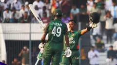 د بنګله‌دېش دوه لوبغاړي بری نمانځي.