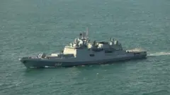 Fragata russa Admiral Grigorovich, um grande navio cinza