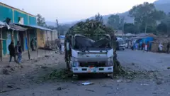 ብደብዳብ ድሮን ከም ዝተወቕዐት ዝተገልጸት ባናና ዝጸዓነት መኪና