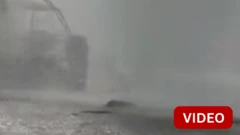 போபாலில் குழாய் உடைப்பால் பீய்ச்சி அடித்த தண்ணீர்