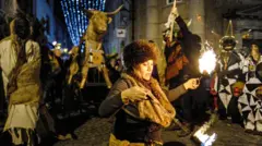 যুক্তরাজ্যের কর্নওয়ালের কাউন্টির পেনজান্সে শীতকালীন অয়নকালে একটি অনুষ্ঠান।