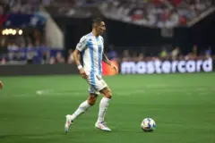 Ángel Di María, da Argentina, conduz a bola durante partida contra o Canadá, em 2024, no Mercedes-Benz Stadium, em Atlanta, EUA