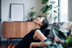 Uma mulher jovem respirando profundamente