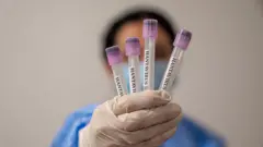 Doctora con tubos de ensayo