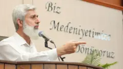 Kuytul kürsüde konşuyor. 