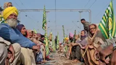 ਕਿਸਾਨਾਂ ਵੱਲੋਂ ਪੰਜਾਬ ਵਿੱਚ ਕਈ ਥਾਵਾਂ ਉੱਤੇ ਰੇਲ ਗੱਡੀਆਂ ਰੋਕ ਕੇ ਪ੍ਰਦਰਸ਼ਨ ਕੀਤਾ ਗਿਆ