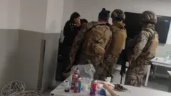 Kocaeli’nin Gebze ilçesinde temizlik ve kişisel bakım ürünleri alanında faaliyet gösteren ABD merkezli P&G şirketine ait ana binada yedi kişiyi rehin alan saldırgan, çıkarıldığı mahkeme tarafından tutuklanarak cezaevine gönderildi. 