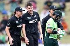 پاکستانی اوپنر امام الحق تین رنز بنا کر آؤٹ ہوئے۔