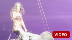 திடீரென அறுந்த வாகனத்தின் கேபிள் - தப்பித்த கேட்டி பெர்ரி