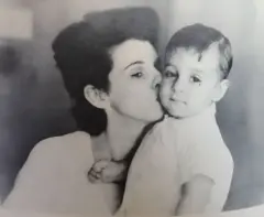 Janete Clair com o filho, Alfredo Dias Gomes, curador da exposição em homenagem ao centenário da mãe