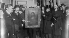 Imagem em preto e branco de 1914, mostrando um grupo de homens de terno, gravata e cartola. No centro, a imagem original da Mona Lisa