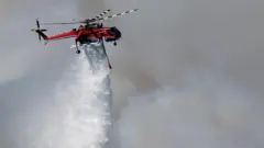požari u grčkoj, helikopter gasi požar u grčkoj
