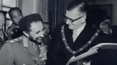 ሃፀይ ሃይለስላሴ ምስ ከንቲባ ከተማ ባዝ ዊልያም ጋሎፕ ኣብ 1954 