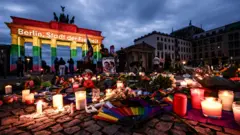 ኣብቲ ቦታ ፍጻመ፡ ናይ ዝኽሪ ዕምባባታትን ብርሃንን ይርአ