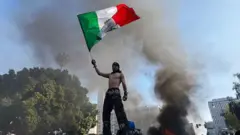 Manifestante con la bandera de México