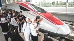 Sejumlah penumpang berpose di depan Kereta cepat Jakarta-Bandung.