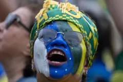 Uma apoiadora de Bolsonaro participa de manifestação na praia de Copacabana, no Rio de Janeiro, em 7 de setembro de 2025.