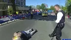 لقطة من كاميرا شرطي تظهر توقيف رجل بعد طعن شخصين في "غولدرز غرين" شمال غرب لندن، 29 أبريل/نيسان 2026.