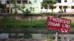 Placa do Comando Vermelho proibindo jogar lixo