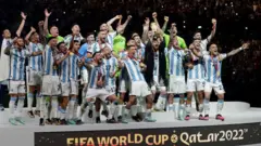Seleção argentina comemorando o título
