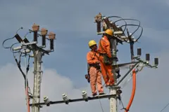 Công nhân sửa chữa sự cố điện tại Hà Nội vào ngày 14/12/2023