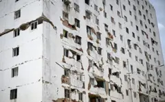 Um edifício parcialmente destruído após os terremotos
