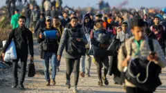 Amasanamu yerekana abanya-Palestina benshi biremetse utwabo bagenda n'amaguru basubira mu zabo mu Buraruko bwa Gaza 