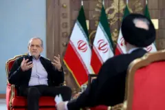 محمدعلی ابطحی از پشت در برابر مسعود پزشکیان، پرچم جمهوری اسلامی ایران در پس زمینه