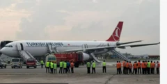 Türk hava yolları uçağının kaydırakları açık, etrafında çok sayıda görevli varç