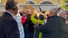 İzmir'deki yangın sonrası bir tabut taşınıyor