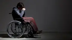 প্যারালাইজড বা পক্ষাঘাতগ্রস্ত মানুষ