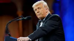 Donald Trump yambaye 'noeud papillon' ahagaze aho ashikiriza ijambo
