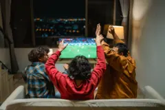 टेलिभिजनमा फुटबल खेल हेरिरहेको साङ्केतिक दृश्य