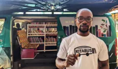CHITO CHIBAMBO Ferdinand, coordonnateur du Kitabus, débout présente la bibliothèque mobile dans une école primaire à Bukavu