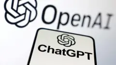 Чорний логотип ChatGPT на білому екрані телефону