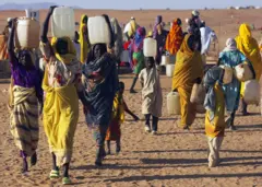 آلاف النازحين السودانيين في مخيمات حول مدينة الفاشر قد يضطرهم القتال إلى رحلة نزوح جديدة