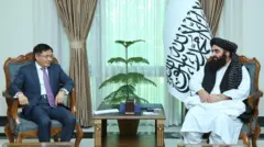 راست وزیر خارجه حکومت طالبان و چپ نماینده ویژه چین