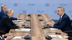Türkiye Dışişleri Bakanı Hakan Fidan, Rusya Devlet Başkanı Vladimir Putin ile bir masa etrafında karşılıklı konuşuyor. (17 Haziran 2026)
