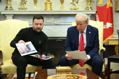 Володимир Зеленський привіз Дональду Трампу фотографії українських військових після російського полону  