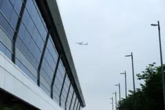 नयाँ दिल्लीस्थित इन्दिरा गान्धी विमानस्थलमा उडिरहेको एक विमानको फाइल तस्बिर