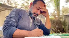 الدكتور محمود عساف كون مكتبته المنزلية على مدار 35 عاما