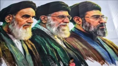 از چپ به راست: آیت‌الله خمینی، علی خامنه‌ای و مجتبی خامنه‌ای